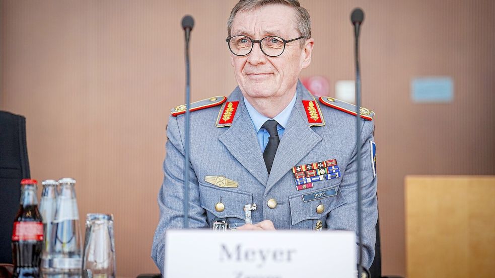 Der letzte Kommandeur der Bundeswehr in Afghanistan, Brigadegeneral Ansgar Meyer, hat dem früheren Außenminister Heiko Maas (SPD) vier Monate vor der chaotischen Evakuierung aus Afghanistan wenig Hoffnung auf eine stabile Lage in dem Land nach dem Abzug der ausländischen Truppen gemacht. In einem Lagevortrag für Maas im April 2021 habe er auf die „sehr kritische Sicherheitslage“ und die geringe Durchhaltefähigkeit der afghanischen Sicherheitskräfte hingewiesen, bestätigte Meyer bei seiner Vernehmung als Zeuge im Untersuchungsausschuss. Foto: Kay Nietfeld/dpa