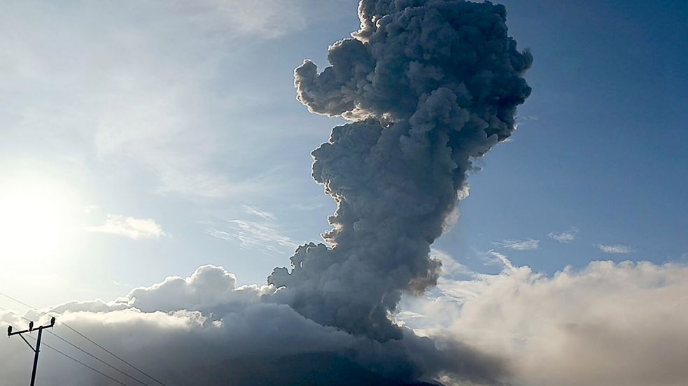 Die jüngste Aschesäule war mehrere Kilometer hoch. Foto: Uncredited/AP/dpa