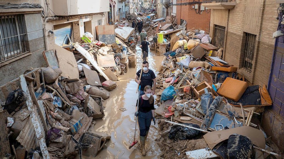 Das Aufräumen nach den Überschwemmungen dürfte noch lange andauern. Foto: Emilio Morenatti/AP/dpa