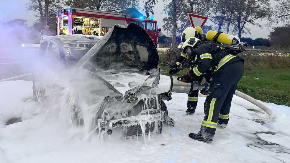 Die Feuerwehrleute löschten das Feuer mit Schaum. Foto: Feuerwehr