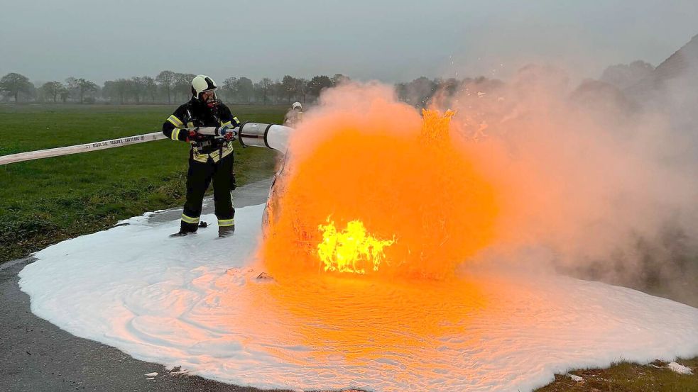 Die Feuerwehr war am Mittwochnachmittag wegen eines in Brand stehenden Autos im Einsatz. Foto: Feuerwehr