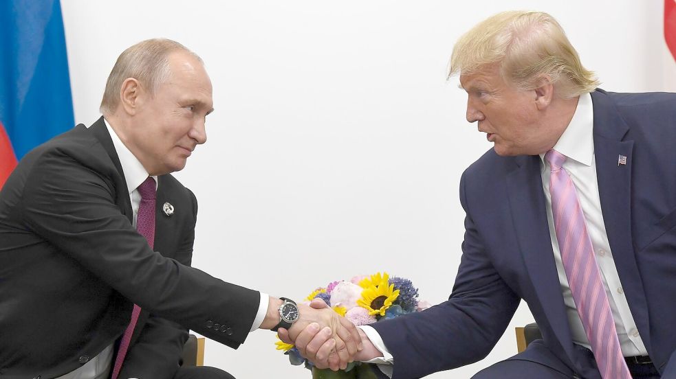 Kremlchef Wladimir Putin und der gewählte US-Präsident Donald Trump haben einen Draht zueinander, weshalb Moskau einen neuen Kontakt für möglich hält. Foto: Susan Walsh/AP/dpa