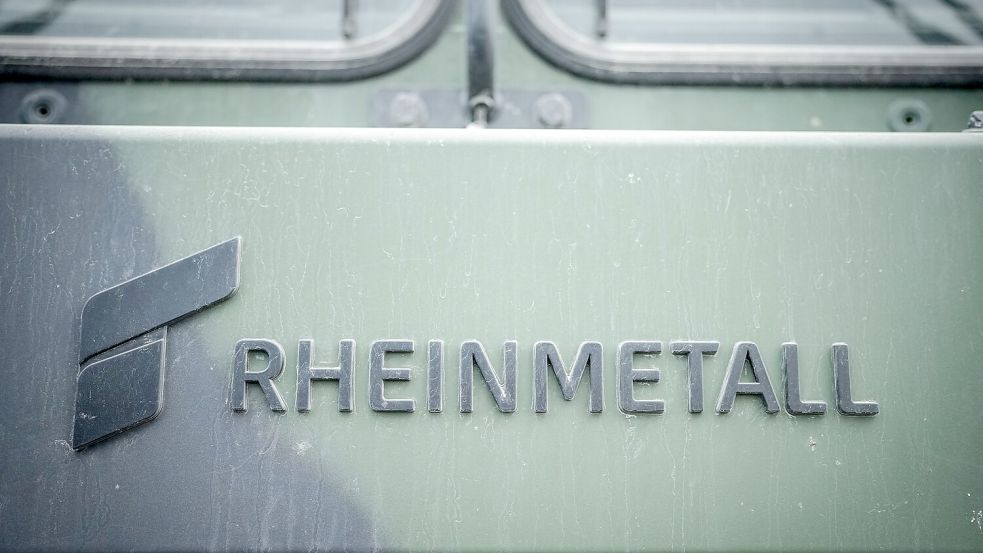 Das Logo des Rüstungskonzerns Rheinmetall an einem Fahrzeug der Bundeswehr bei der Nato-Übung Quadriga 2024. Foto: Kay Nietfeld/dpa