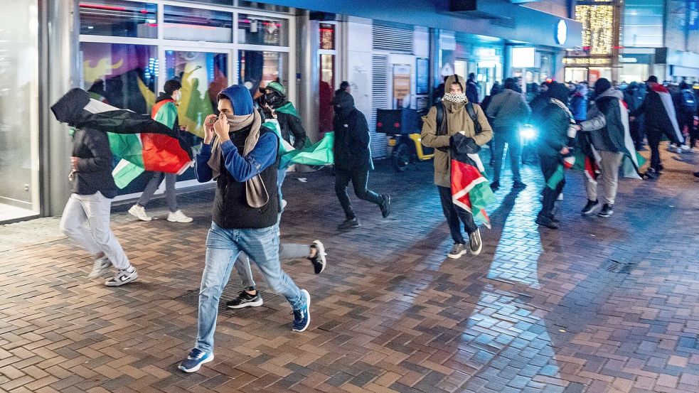 Rund um das Fußballspiel des niederländischen Erstligisten Ajax Amsterdam in der Europa League gegen Maccabi Tel Aviv ist es zu Zusammenstößen von propalästinensischen Demonstranten und der Polizei gekommen. Foto: Jeroen Jumelet/ANP/dpa