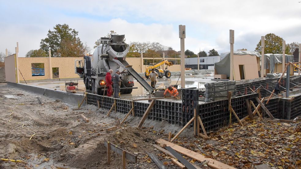 Um die Bodenplatte und die Laderampe (im Bild rechts) des neuen Aldi-Marktes zu gießen, waren einige Betonmischer-Ladungen erforderlich. Foto: Thomas Dirks