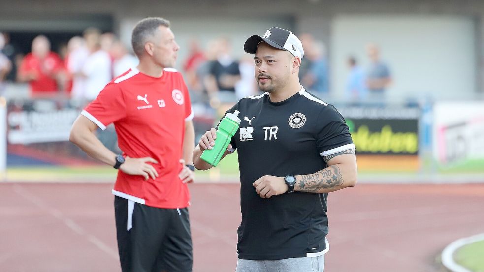 Bi Le Tran (vorne) und sein Co-Trainer Anton Gorst werden auch in der kommenden Saison den SV Großefehn trainieren. Foto: Wilfried Gronewold