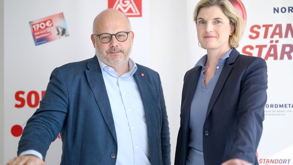 Peilen Pilotabschluss an: Daniel Friedrich (Bezirksleiter IG Metall Küste) und Lena Ströbele (Tarifverhandlungsführerin Nordmetall) Foto: Izabela Mittwollen/dpa