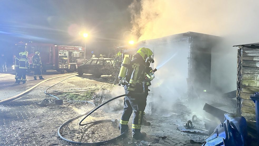 Feuerwehrleute löschen Anfang Dezember 2023 den brennenden Schuppen in Osteel. Heute steht fest: Das Feuer wurde vorsätzlich gelegt. Foto: Feuerwehr/Carsten Redinius