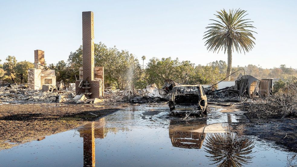 An vielen Stellen sind nur noch Brandruinen übrig. Foto: Noah Berger/AP/dpa