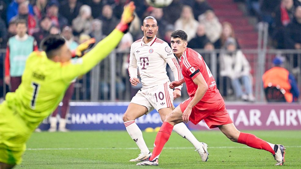 Kehrt er in die Startelf zurück? Gegen Benfica war Leroy Sané (m) stark. Foto: Sven Hoppe/dpa