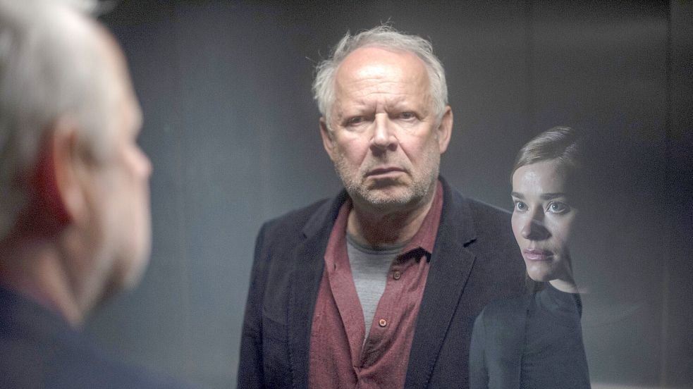 Die rätselhafte Zenaida (Milena Tscharntke) macht Kommissar Borowski (Axel Milberg) ratlos. „Tatort: Borowski und das ewige Meer“. Das Erste, So., 10. November, 20.15 Uhr und in der ARD Mediathek. Foto: © NDR/Thorsten Jander