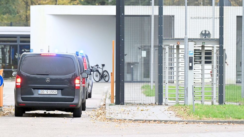 Mit eingeschaltetem Blaulicht fahren mehrere Wagen auf den Hof an der Außenstelle des Bundesgerichtshofs. Foto: Uli Deck/dpa