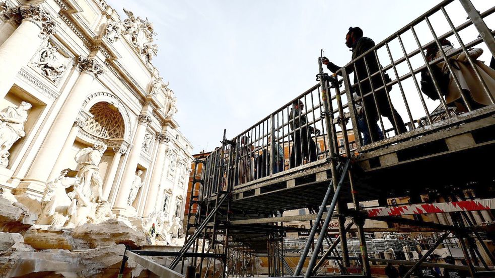 So nah wie noch nie an die „Fontana di Trevi“ - nun möglich über einen Steg. Foto: Cecilia Fabiano/LaPresse via ZUMA Press/dpa