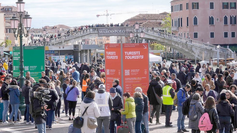 Mit der Gondel durch die Kanäle: Venedig gilt als Musterbeispiel für „Overtourism“. (Archivbild) Foto: Luca Bruno/AP/dpa