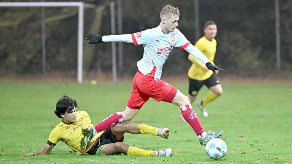 Der SV Großefehn war in Middels nicht zu bremsen. Hier läuft Lennard Martens seinem Gegenspieler Christian Cordeiro davon.Foto: Jens Doden