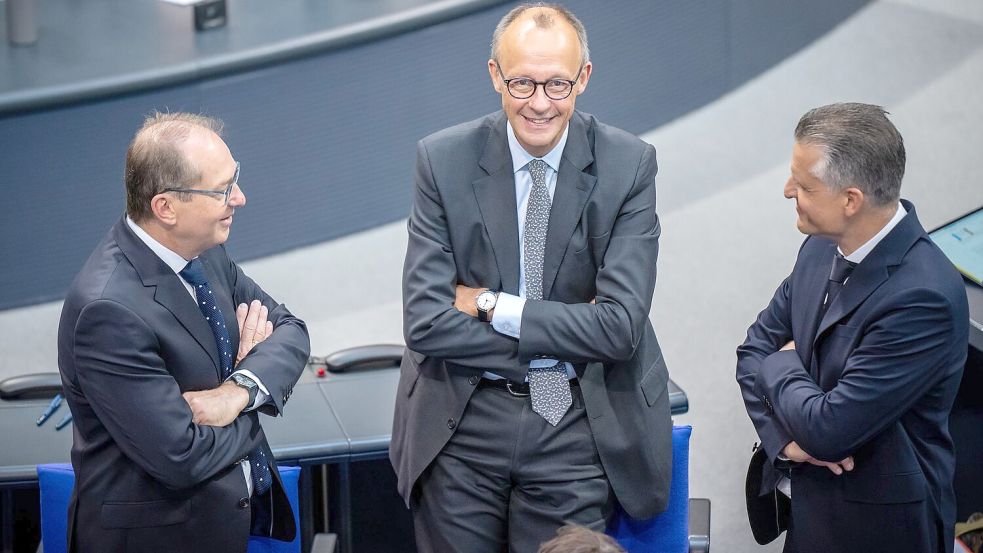 Unionsfraktionschef Merz pocht darauf, dass Kanzler Scholz die Vertrauensfrage schon am Mittwoch stellt. (Archivbild) Foto: Michael Kappeler/dpa