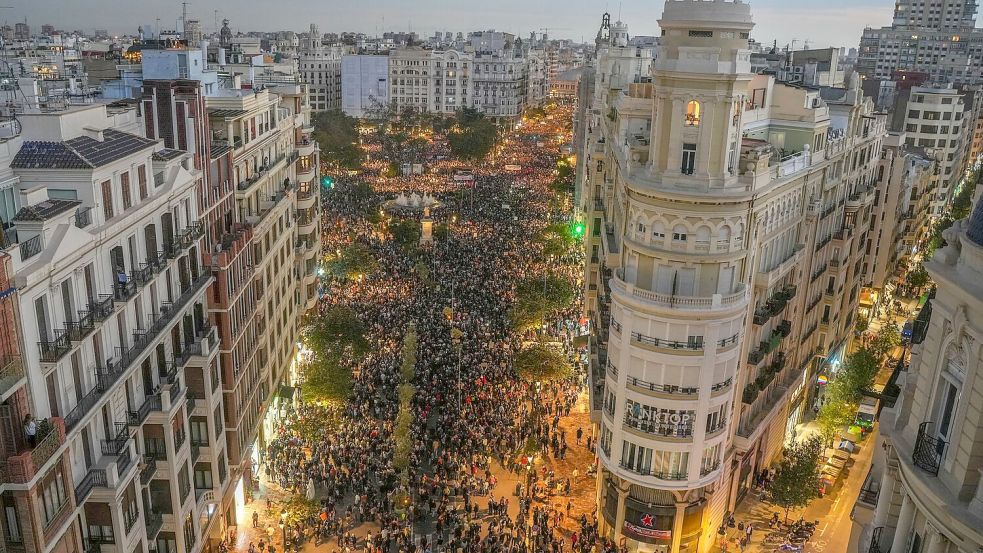 Im Stadtzentrum von Valencia kamen rund 130.000 Menschen zusammen um gegen die ihrer Ansicht nach nur schleppend angelaufene Hilfe zu protestieren. Foto: Jorge Gil/EUROPA PRESS/dpa