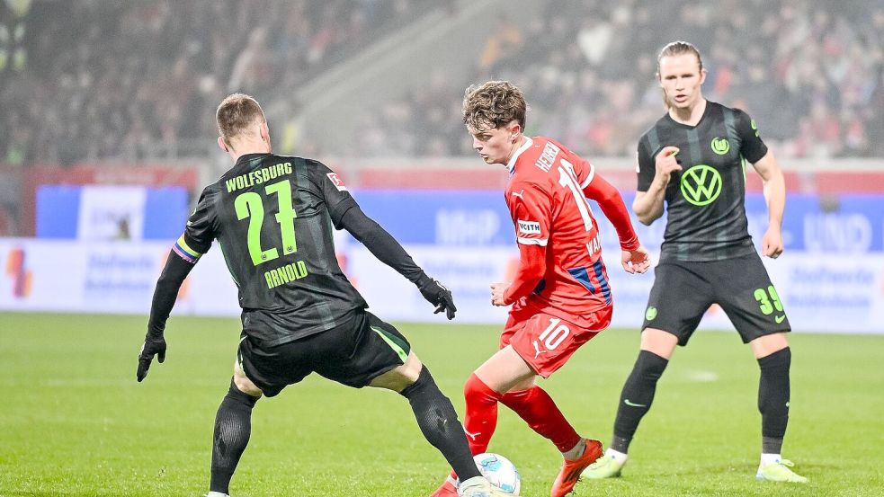 Paul Wanner (M.) und der 1. FC Heidenheim geraten in der Bundesliga allmählich in Bedrängnis. Foto: Harry Langer/dpa