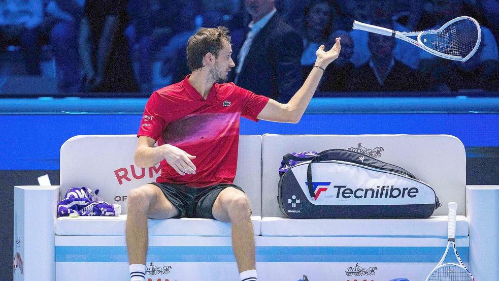 Daniil Medwedew ließ Frust raus - und zerstörte einen seiner Tennisschläger. Foto: Marco Alpozzi/LaPresse/AP/dpa