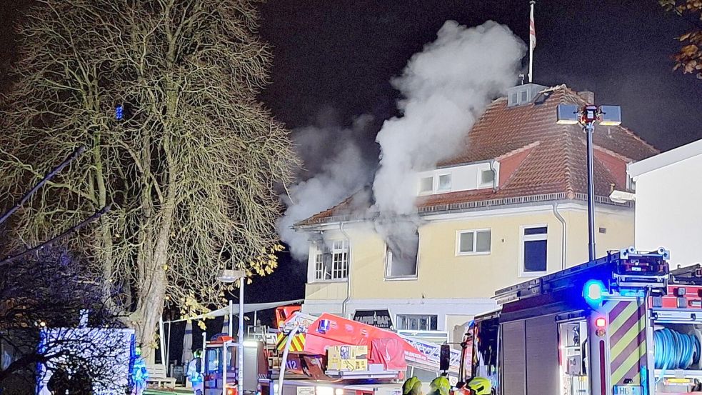 Das Gastronomie- und Vereinsgebäude am Yachthafen in der Nähe des Weserstadions in Bremen hat gebrannt. Foto: Nord-West-Media TV