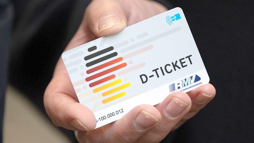 Droht mit der dem Aus der Ampel-Regierung auch das Ende des Deutschlandtickets? (Archivbild) Foto: Boris Roessler/dpa