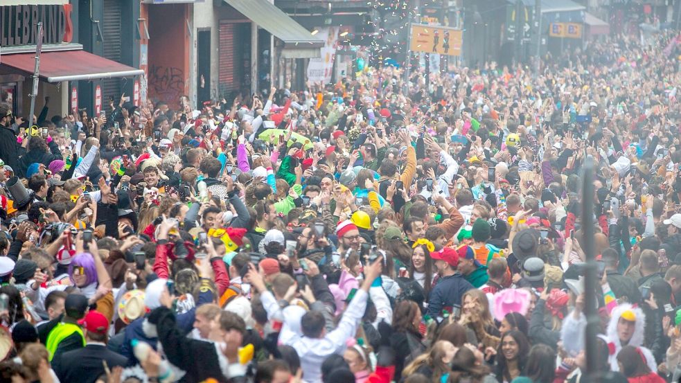 Die Karnevalisten feiern auf den Straßen in Köln. Foto: Thomas Banneyer/dpa