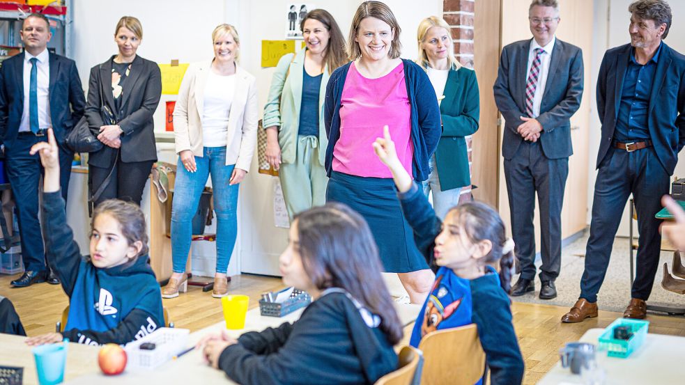 Julia Willie Hamburg (Bündnis 90/Die Grünen), Kultusministerin von Niedersachsen, bei einer Unterrichtsstunde für Kinder und Jugendliche in einer Außenstelle der Landesaufnahmebehörde Niedersachsen. Foto: dpa/Moritz Frankenberg