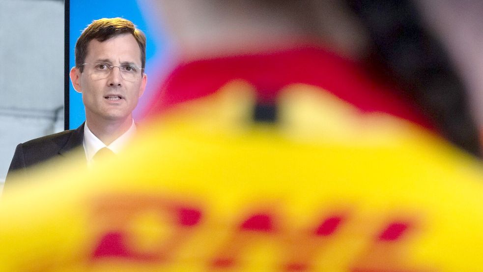 Der Chef des Logistikkonzerns DHL, Tobias Meyer, spricht vor Mitarbeitern. Das Briefgeschäft von DHL heißt Deutsche Post. Foto: Hendrik Schmidt/dpa