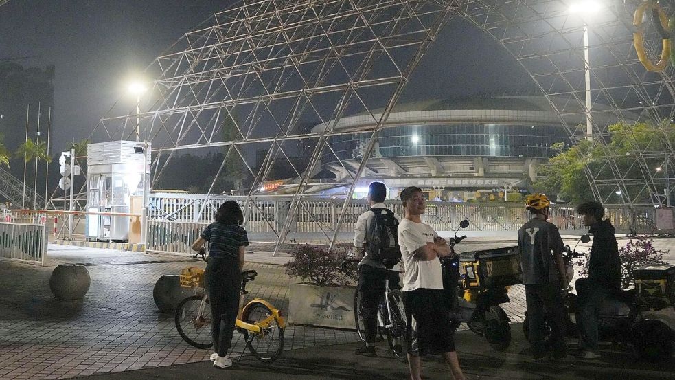 Menschen versammeln sich in der Nähe eines Sportzentrums, wo ein Mann mit einem Auto in eine Gruppe Menschen fuhr. Bei dem Vorfall starben 35 Menschen. Foto: kyodo/dpa