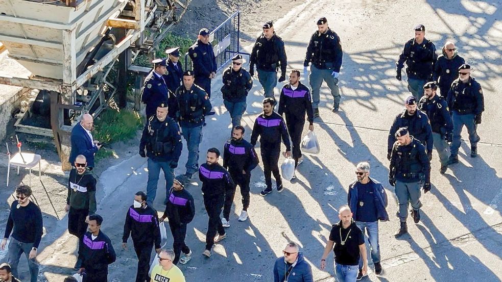 Italien muss nun doch sieben Mittelmeer-Flüchtlinge aufnehmen. (Foto: Archiv) Foto: Vlasov Sulaj/AP/dpa