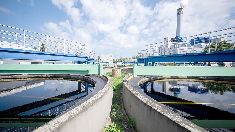 Zur sogenannten kritischen Infrastruktur zählen auch die Klärwerke großer Städte wie das Klärwerk Ruhleben der Berliner Wasserbetriebe. (Archivfoto) Foto: Sebastian Gollnow/dpa