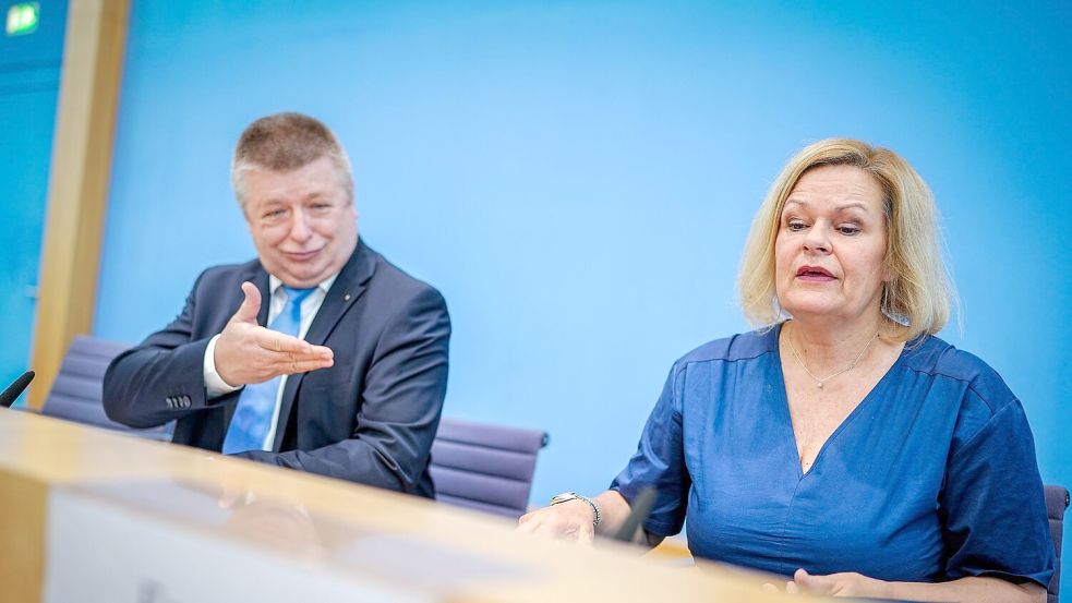 Den Verfassungsschutzbericht für 2023 stellten Bundesinnenministerin Nancy Faeser (SPD) und der Präsident des Bundesamtes für Verfassungsschutz, Thomas Haldenwang, im Sommer gemeinsam vor. (Archivbild) Foto: Kay Nietfeld/dpa