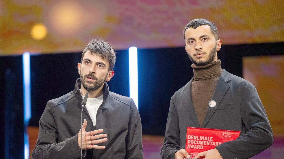 Yuval Abraham und Basel Adra wurden nach der Vorstellung von „No Other Land“ in die Akademie der Künste digital zugeschaltet. (Archivbild) Foto: Monika Skolimowska/dpa