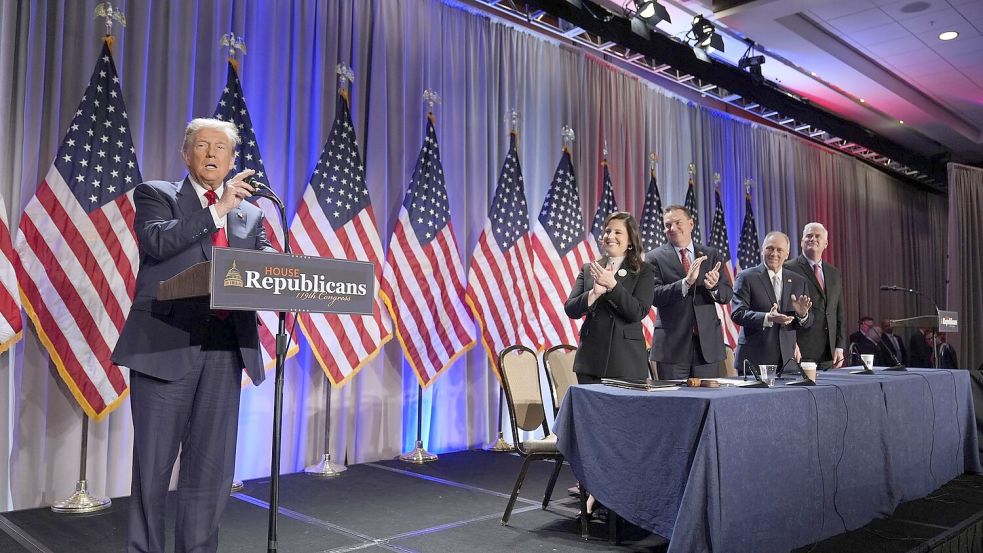 Trump wird mit Applaus empfangen. Foto: Alex Brandon/AP/dpa