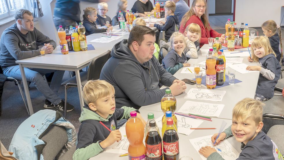 Mit Malstiften, Grußworten und einem Geschenkkorb voller Süßigkeiten haben die Schottjer Löschdrachen am Wochenende offiziell Gründung gefeiert. Foto: Folkert Bents