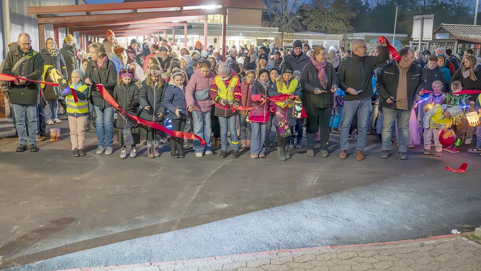 Vor dem Abmarsch zum Martini-Umzug wurde am Freitag zunächst feierlich der sanierte Schulhof eröffnet. Foto: Folkert Bents