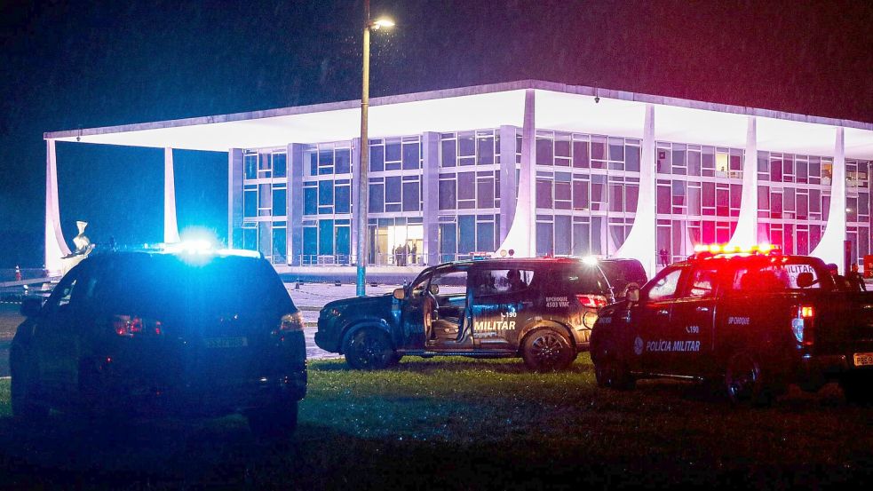 Sicherheitskräfte riegeln nach den Explosionen den Obersten Gerichtshof in Brasília ab. Foto: Bruno Peres/Agencia Brazil/dpa