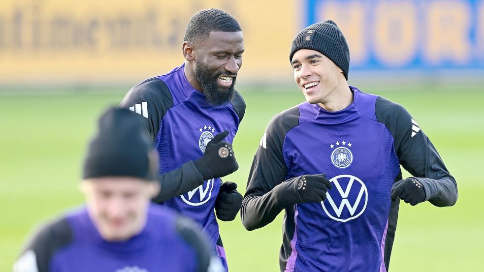 Antonio Rüdiger (l.) und Jamal Musiala (r.) - zwei wichtige Säulen für Bundestrainer Nagelsmann. Foto: Uwe Anspach/dpa