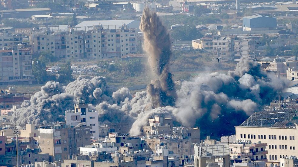 Fast täglich greift Israels Armee südlich von Beirut an, wo die Hisbollah stark vertreten ist. Foto: Hussein Malla/AP/dpa/dpa