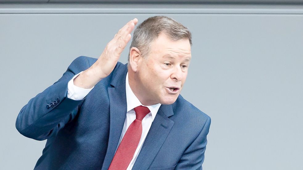 Linken-Politiker Christian Görke ist empört über die einwöchige Zwangspause, die dem Bundestag voraussichtlich verordnet wird. (Archivbild) Foto: Christoph Soeder/dpa