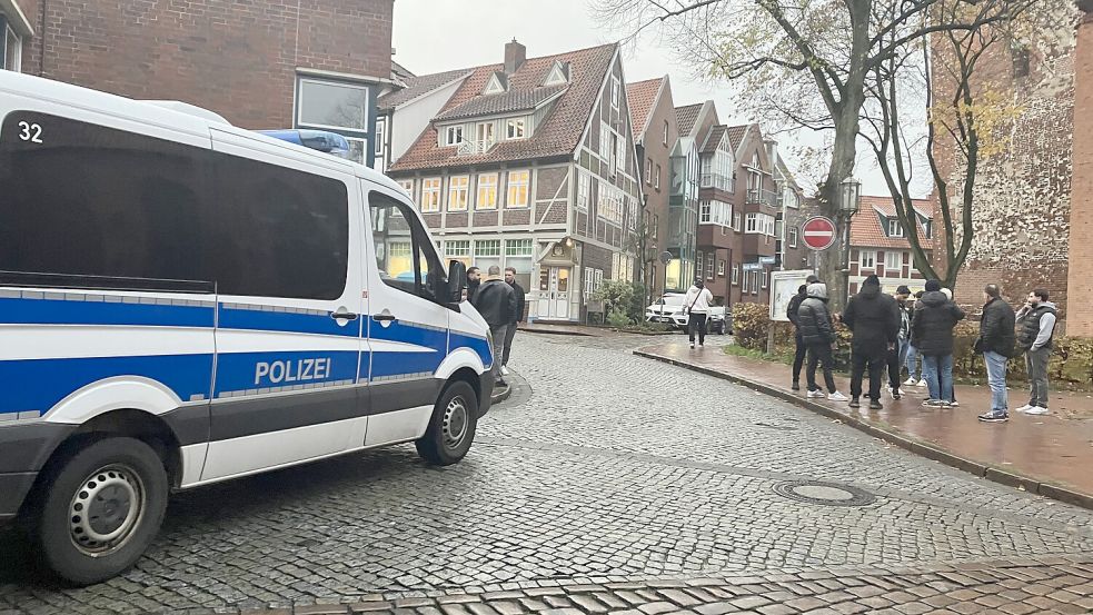 Während beim Clan-Prozess im Landgericht eine Polizistin die entscheidende Minuten bei der Messertat in Stade schilderte, sperrten ihre Kollegen draußen abermals die Straßen ab. Foto: Tim Prahle