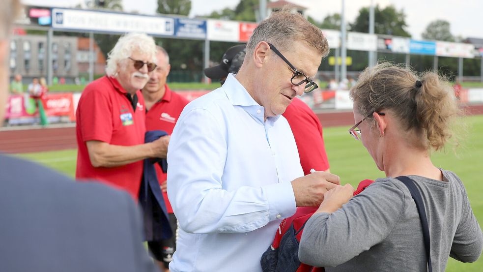 In Aurich gab Jan-Christian Dreesen einige Autogramme. Fotos: Gronewold