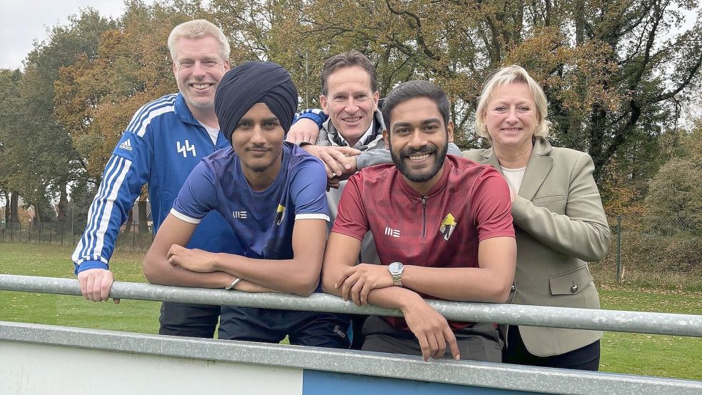 Christiane (hintere Reihe von rechts) und Martin Monnerjahn, sowie Kassenwart Rainer Harms, kümmern sich um die indischen Gäste Hardamanpreet Singh (vorne links) und Haris Paul. Sie hospitieren als Spieler und Trainer bei der SG-Egels-Popens. Fotos: Wolf-Rüdiger Saathoff