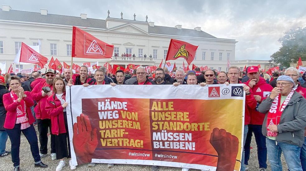 Im September protestierte auch eine Delegation der Emder VW-Werker und Metaller in Hannover.Foto: IG Metall