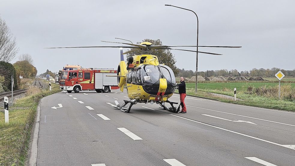 Der Hubschrauber landete auf der Bundesstraße. Foto: Feuerwehr