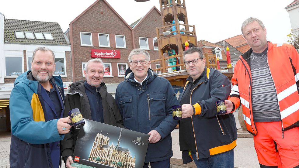 KV-Vorsitzender Udo Hippen (von links), Marco Bordasch (Verkehrsverein), Bürgermeister Horst Feddermann, Jens Coordes (KV) und Stadtgärtner Tjakobus Ruben werben für den Auricher Weihnachtszauber 2024. Foto: Romuald Banik