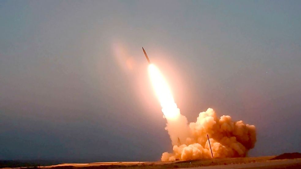 Für die EU ist es ein Tabu-Bruch, dass der Iran nun auch ballistische Raketen an Russland liefert. (Archivbild) Foto: Uncredited/Iranian Defense Ministry/AP/dpa