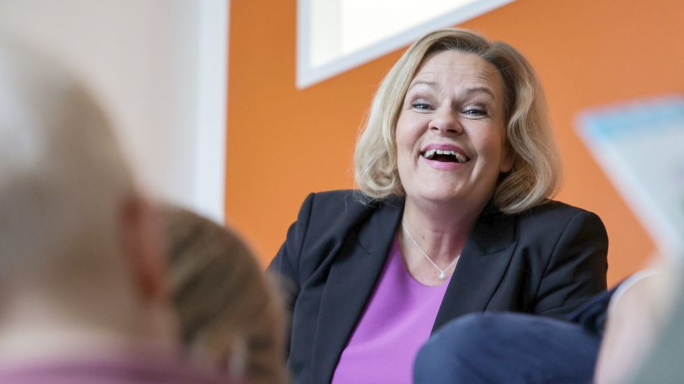 Bundesinnenministerin Nancy Faeser (SPD) liest Kindern am bundesweiten Vorlesetag in einer Berliner Kita vor. Foto: Hannes Albert/dpa