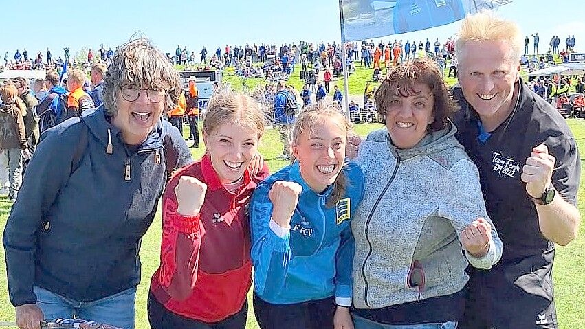 Stolze Runde: Femkes Tante Carola (von links), ihre Schwester Weeke, Femke Wilberts, ihre Mutter Anja und Vater „Kalle“ Karlheinz Wilberts nach dem Gewinn der Europameisterschaft im Klootschießen in Neuharlingersiel. Foto: privat