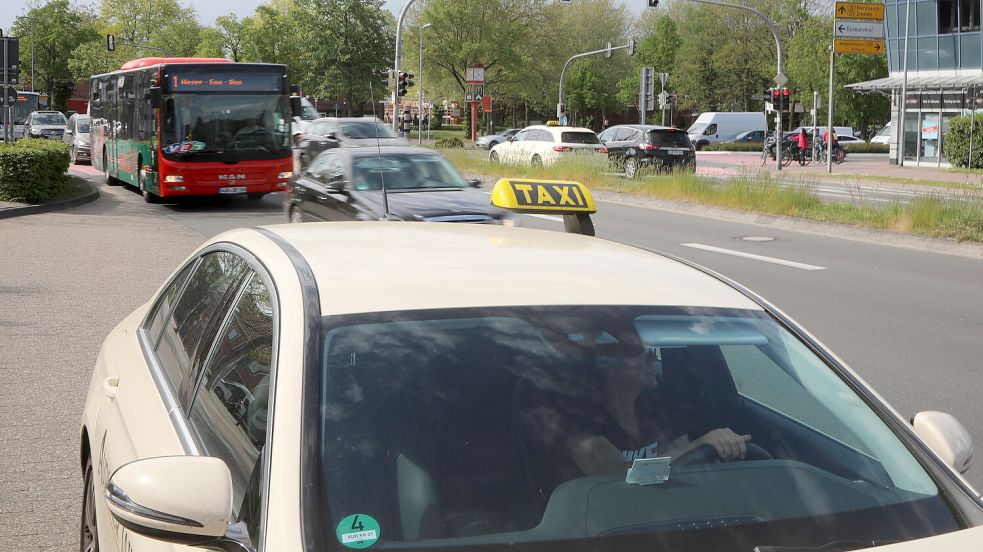 Menschen mit Behinderung können nur schwer Busse nutzen. Die Stadt Aurich gibt daher Taxigutscheine aus. Foto: Romuald Banik